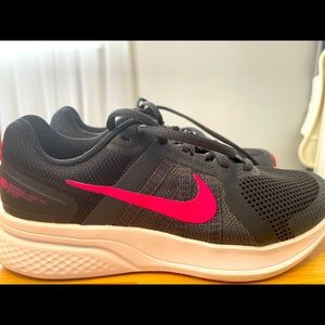 Like New Nike Run Swift Tennis Shoes Size 9